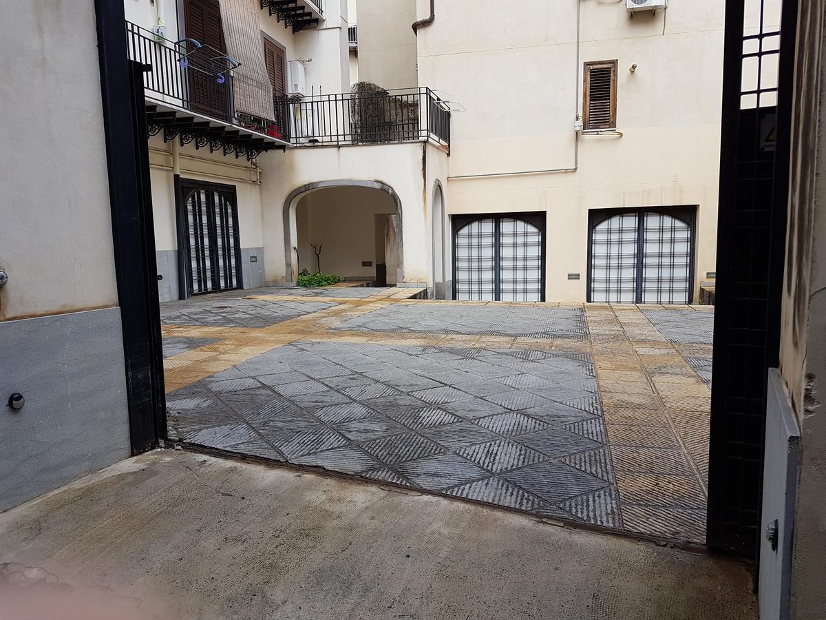 Bed & Parking Apartment Palermo Bagian luar foto